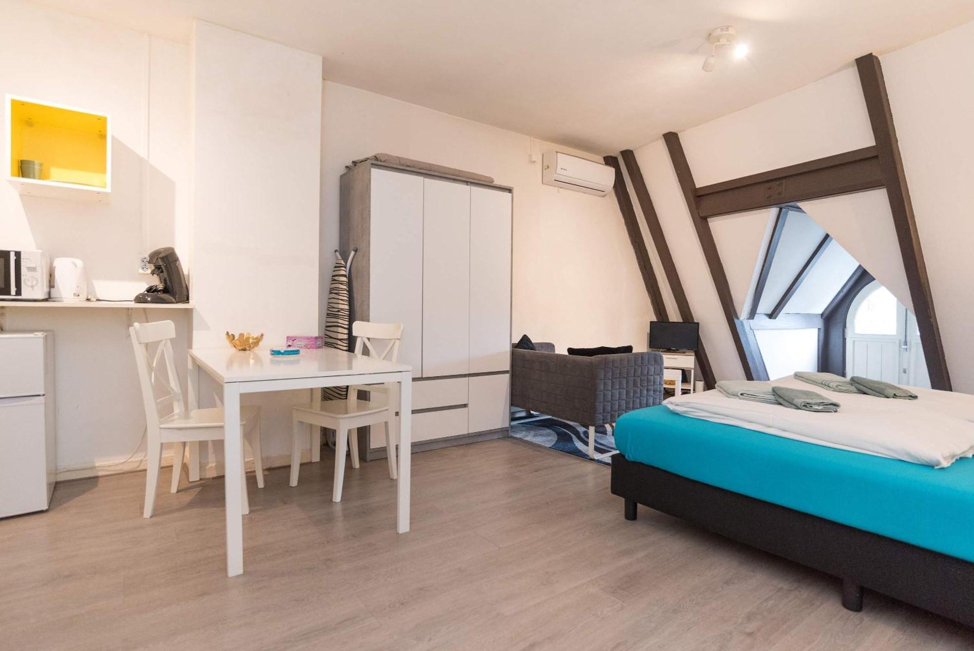 Redlight District Smokers Friendly Private Apartment